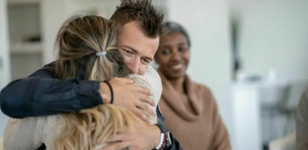 En mann og en dame gir hverandre en klem. Foto